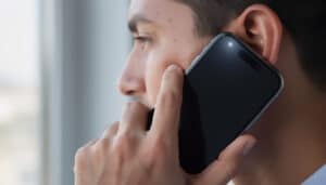 découvrez pourquoi l'écran de votre téléphone s'éteint automatiquement lors d'un appel grâce aux capteurs de proximité et leur impact sur l'ergonomie pour améliorer votre expérience utilisateur.