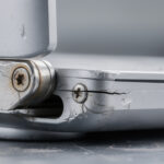 découvrez pourquoi les charnières représentent le point faible mécanique des ordinateurs portables et comment leur robustesse impacte la durabilité de votre appareil.