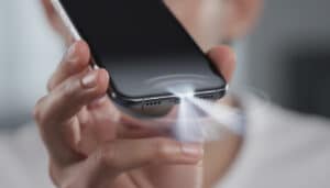 découvrez nos microphones directionnels avec réduction de bruit pour des appels téléphoniques d'une clarté exceptionnelle, même dans les environnements bruyants.