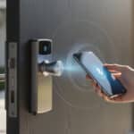 découvrez comment les serrures intelligentes et la technologie bluetooth low energy permettent un déverrouillage de proximité simple et sécurisé grâce aux objets connectés.