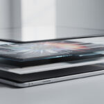 découvrez pourquoi il est essentiel de supprimer l'air entre la vitre et la dalle des tablettes grâce aux écrans laminés et à l'effet parallaxe pour améliorer la qualité visuelle et la réactivité tactile.