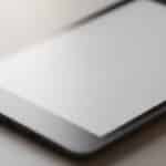 découvrez comment la technologie e-ink des liseuses reproduit le contraste naturel du papier grâce à une réflexion lumineuse innovante, offrant une lecture confortable et fidèle.