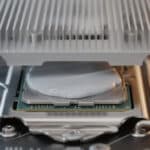 découvrez l'importance de la pâte thermique et de la conductivité pour optimiser le transfert de chaleur entre le processeur et le ventirad, garantissant ainsi des performances et une durabilité accrues de votre système.